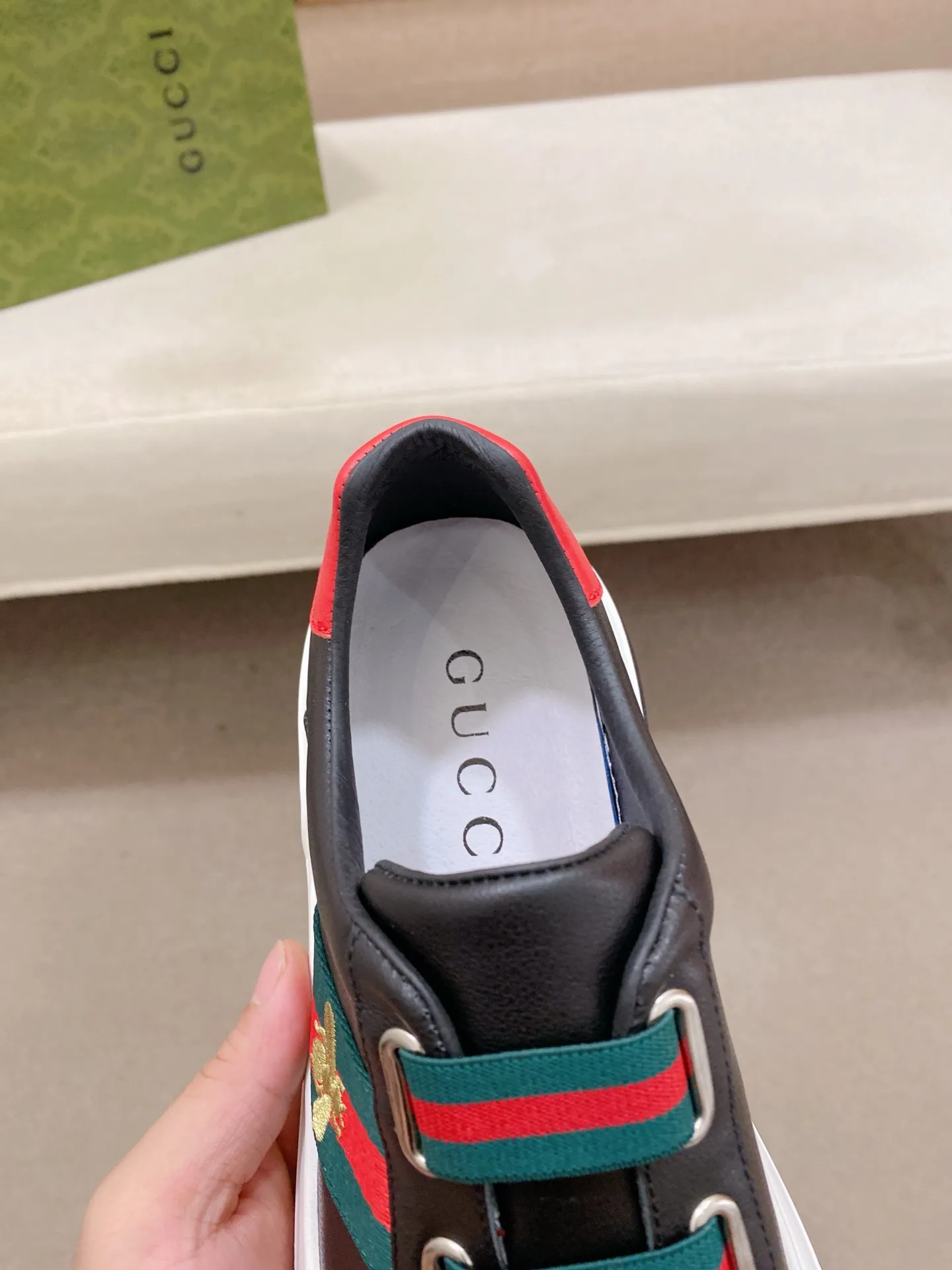 Men's shoes💰 480💰The new GUCCI (Gucci) counters are launched simultaneously. The new men's shoes, 😘fabrics are selected from imported cowhide, and the lining is sheepskin lining. 👍🏿 High-end ☄️ air-cushion molded anti-slip rubber outsole, exquisite lines, simple and elegant, comfortable and high-end for leisure travel. Code number: 38 to 44 (45 can be customized and cannot be returned or exchanged)